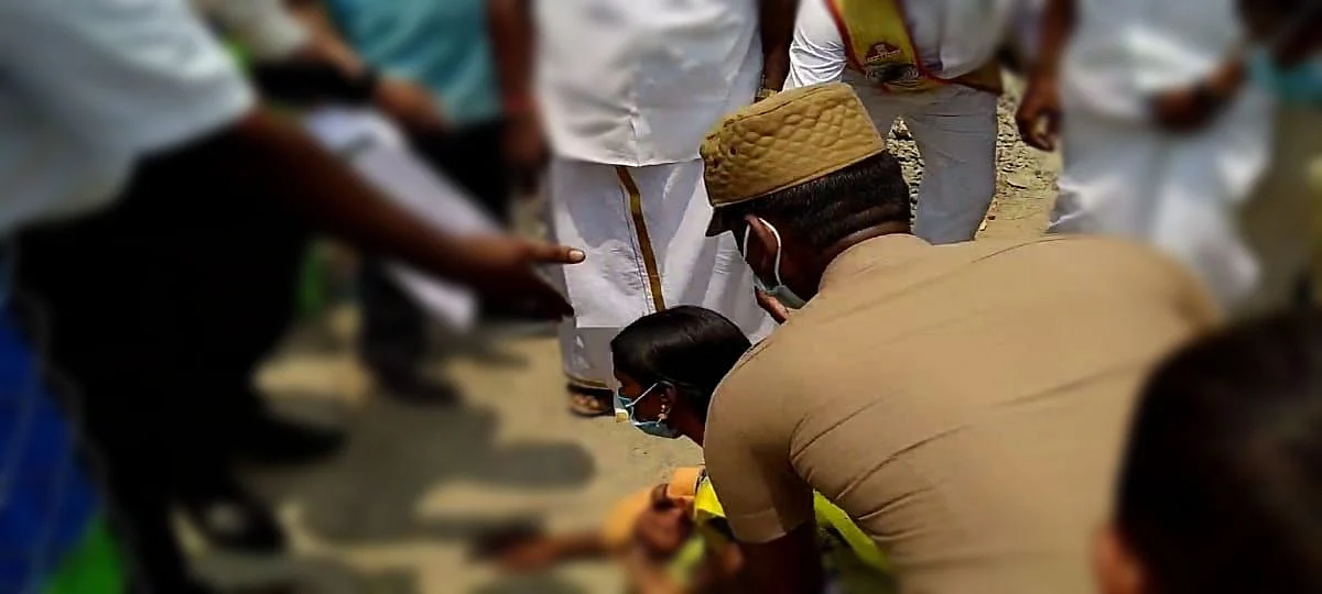 ``டாஸ்மாக் கொண்டு வராதீர்கள்" - கைக்குழந்தையுடன் காலில் விழுந்து அழுத பெண்... உறுதியளித்த ஆட்சியர்!