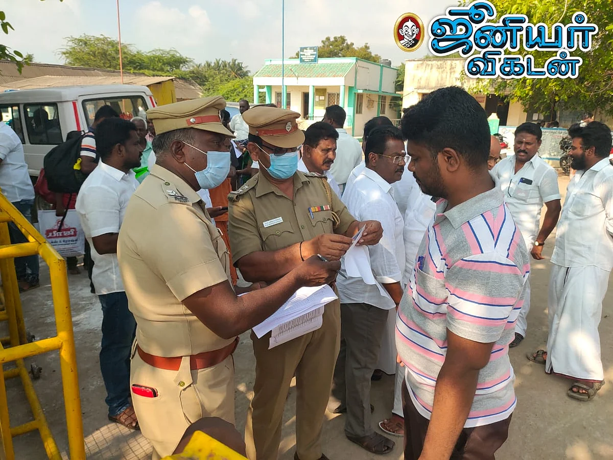 ஆவணங்களை சோதனை செய்த போலீசார்
