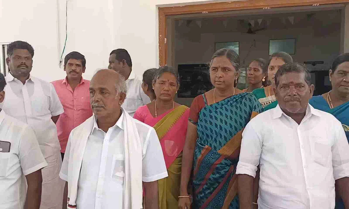 நம்பிக்கையில்லா தீர்மானம் நிறைவேற்றிய கவுன்சிலர்கள்