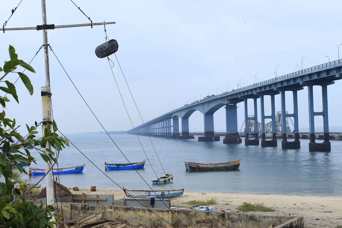 பாம்பன் துறைமுகத்தில் ஏற்றப்பட்டுள்ள புயல் எச்சரிக்கை கூண்டு