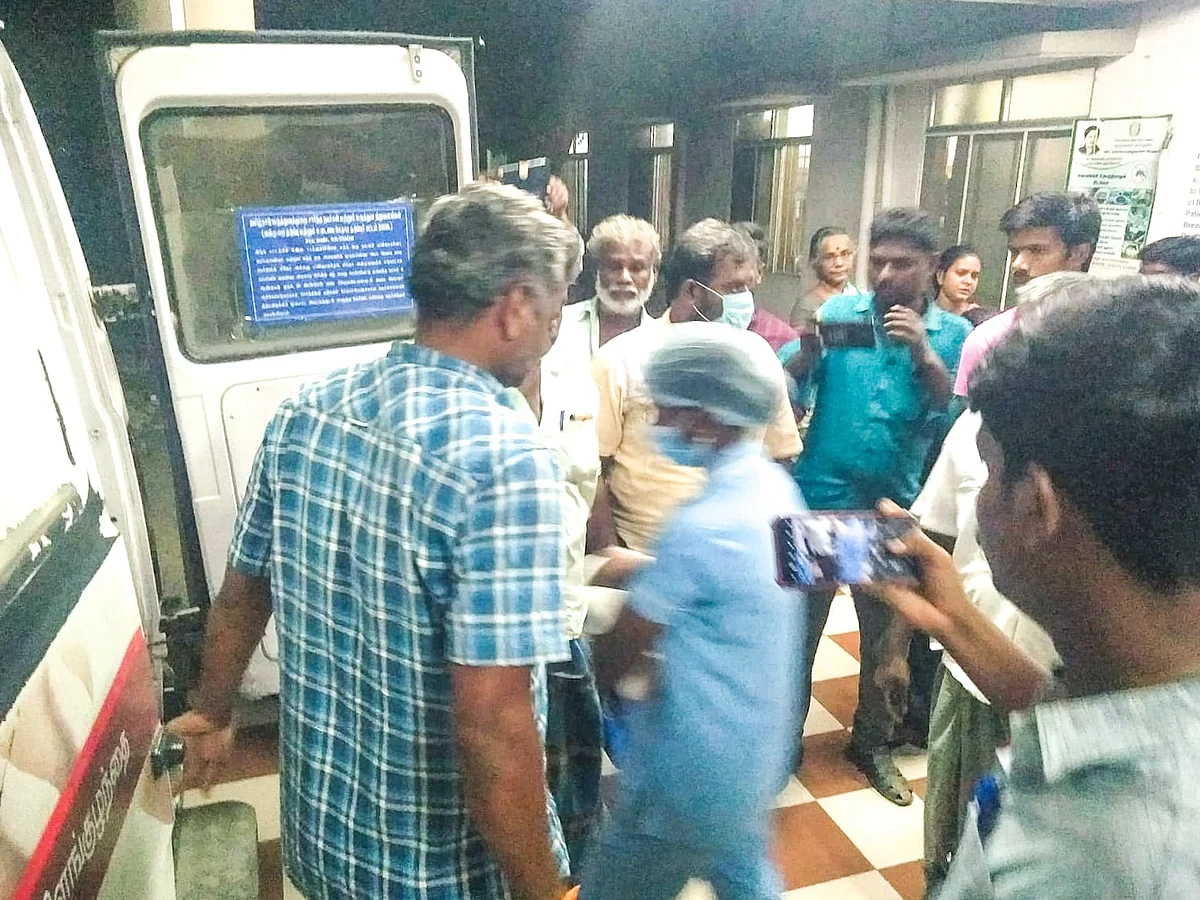 மதுரை இராசாசி அரசு மருத்துவமனைக்கு கொண்டு செல்லப்படும் குழந்தை