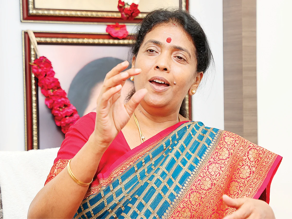 அதிமுக: ``கட்சியில் ஜூனியர்கள் பொறுப்புக்கு வரட்டுமே..!'' - மனம் திறக்கும் கோகுல இந்திரா