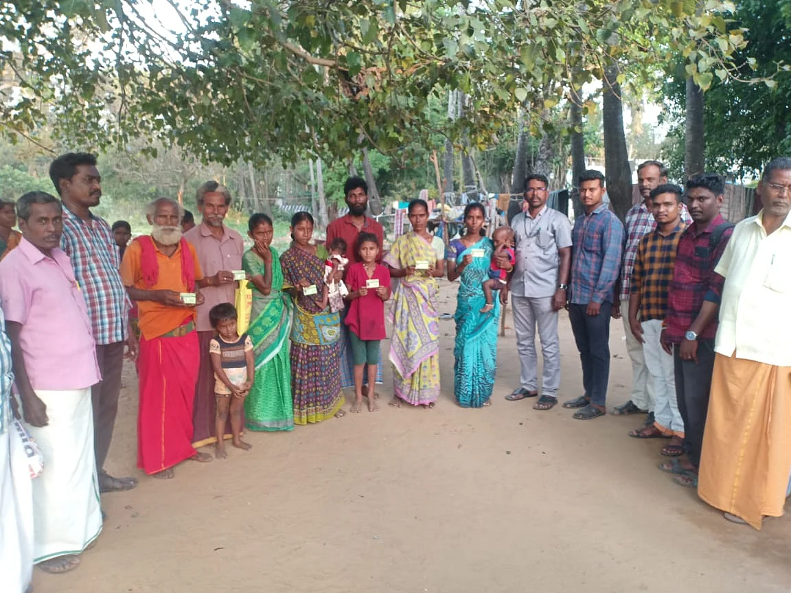 பழங்குடி மக்களின் நீண்டகால கோரிக்கை... குடும்ப அட்டை, ஆதார் அட்டையை நேரில் வழங்கிய அதிகாரிகள்!