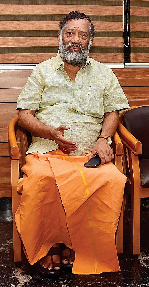 சசிகலா வர வேண்டும் என ஓ.பி.எஸ் விரும்புகிறார்... பழிவாங்கப்படுவோம் என இ.பி.எஸ் பயப்படுகிறார்!