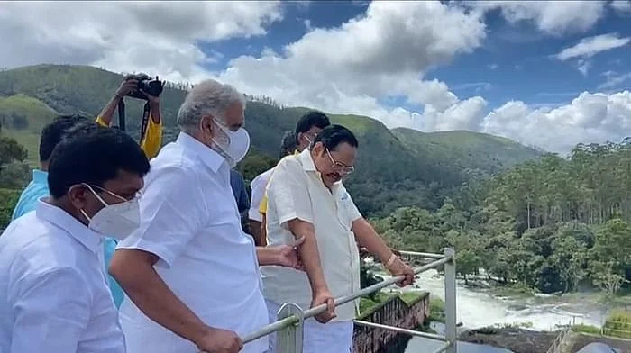 முல்லை பெரியாறு அணையில் அமைச்சர் துரைமுருகன்