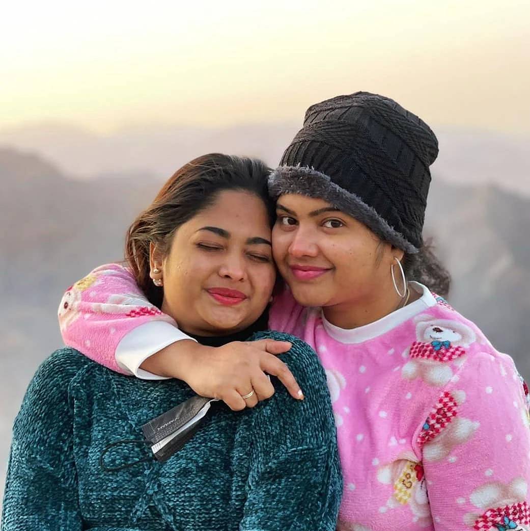 கீதாஞ்சலி அவர் தங்கையுடன்
