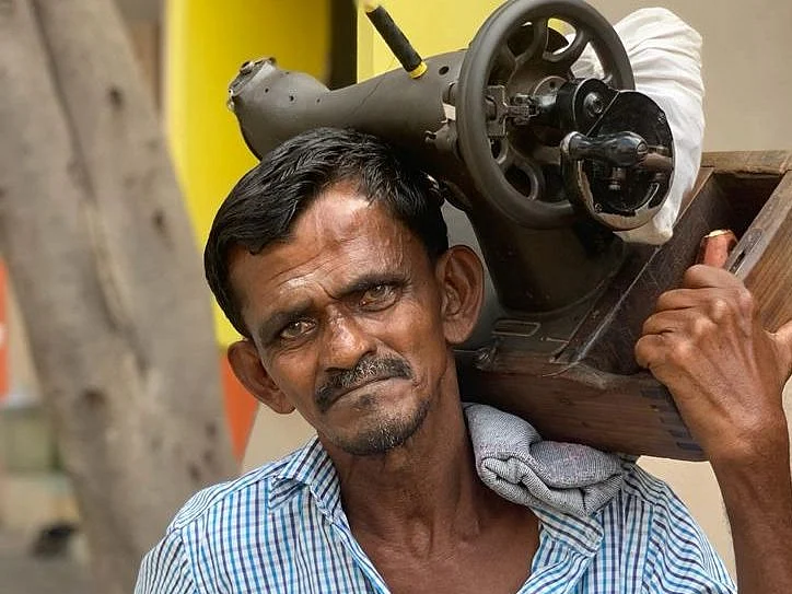 ``சுமப்பேன் சார்; சாகுற வரைக்கும் சுமப்பேன்'' - வாழ்க்கையை நம்பிக்கையால் தைக்கும் டெய்லர் நாகேஷ்