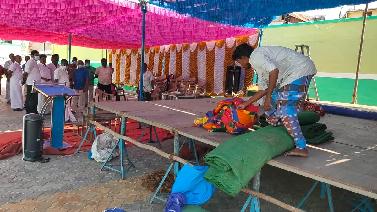 அலங்காரம் கலைக்கப்படும் மேடை