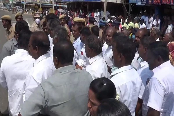 வரவேற்பு அளிக்கக் காத்திருந்த தொண்டர்கள்