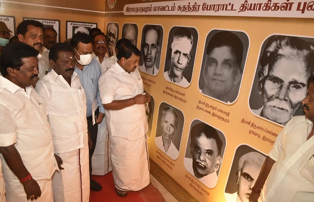 கண்காட்சியில் வைக்கப்பட்டிருந்த தியாகிகள் படங்களை பார்வையிட்ட அமைச்சர்