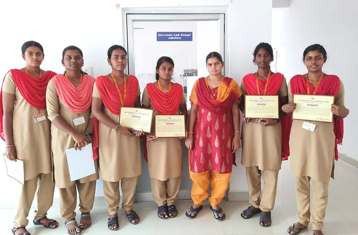 தோட்டக்கலை அலுவலருடன் மாணவிகள்