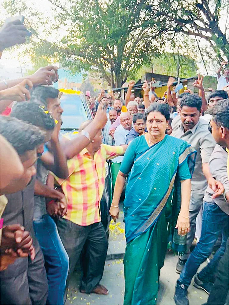 பில்டப் சசிகலா... பல்டி பன்னீர்... க்ளியர் எடப்பாடி... அ.தி.மு.க-வின் அரங்கு நிறைந்த காட்சிகள்!