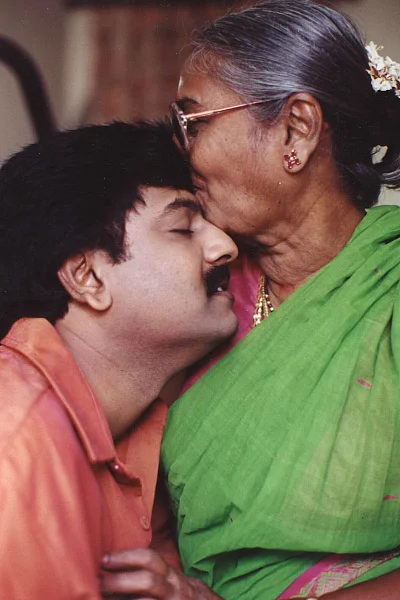 விவேக் தனது அம்மாவுடன்