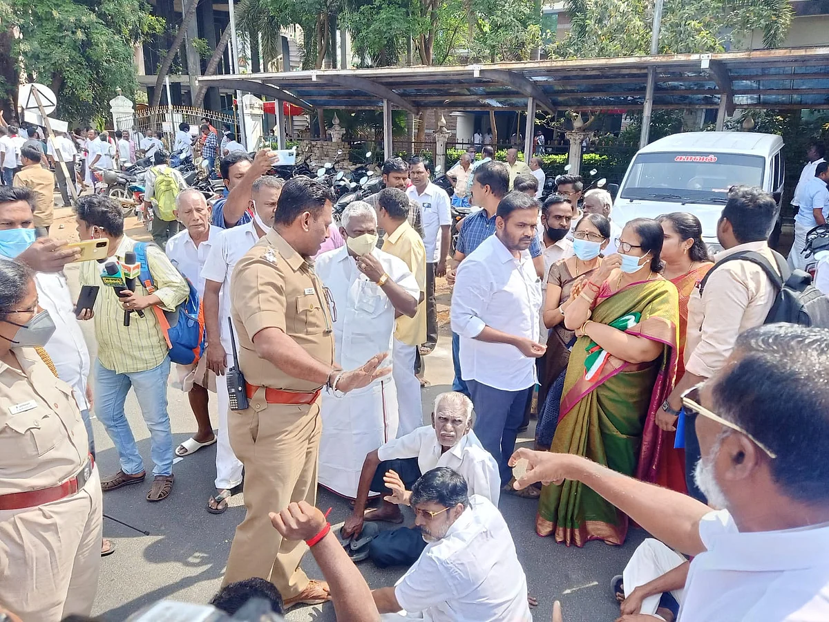 காங்கிரஸ் கட்சியினர் மறியல்