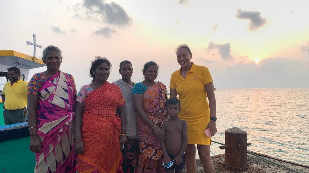 சுஜேத்தாவை வாழ்த்திய மீனவப் பெண்கள்