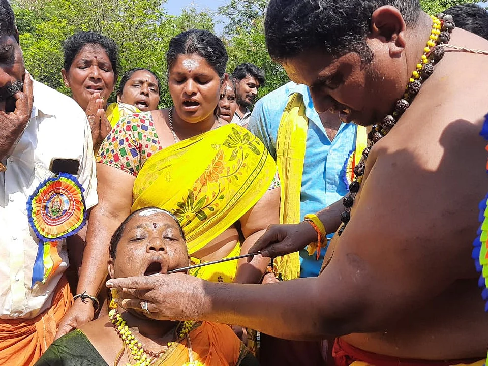 தேனி: 5 அடி முதல் 20 அடி நீள அலகுகள்... கே.கே.பட்டியில் பரவசத் திருவிழா; பக்தர்கள் நேர்த்திக்கடன்!