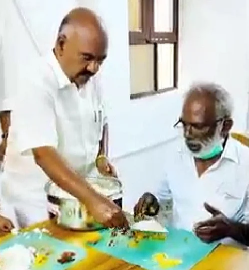 உணவு பரிமாறும் மஸ்தான்