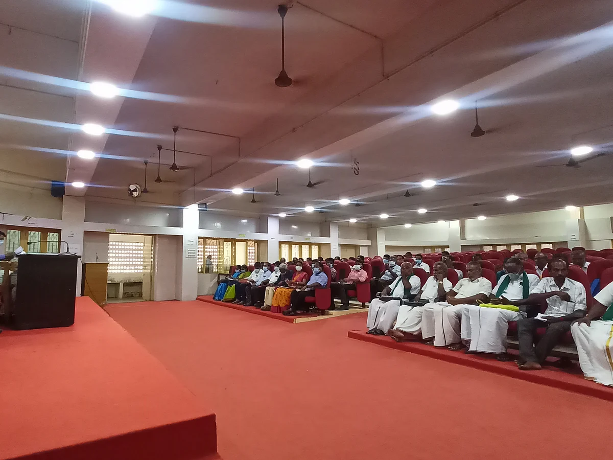 வரம்பு மீறிய அதிகாரிகளால் கொந்தளித்த விவசாயிகள்; சமாதானப்படுத்திய ஆட்சியர்; என்ன நடந்தது?