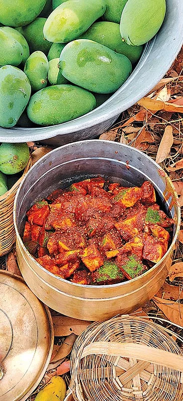 வளையல்... மருதாணி... ஃபுட்ஸீ!