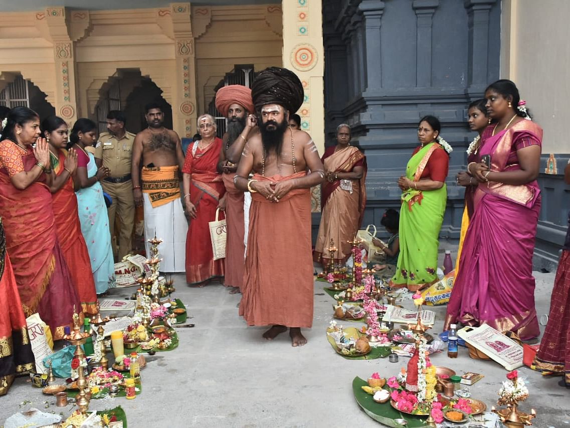 "ஸ்ரீ அபிராமி அருளாசி அனைவருக்கும் கிடைக்கணும்" - திருக்கடையூர் கோயிலில் நடந்த 108 திருவிளக்கு பூஜை