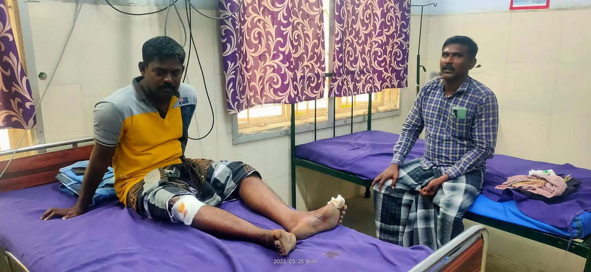 குற்றவாளிகள் வாளால் வெட்டியதில் காயமடைந்த போலீஸார்