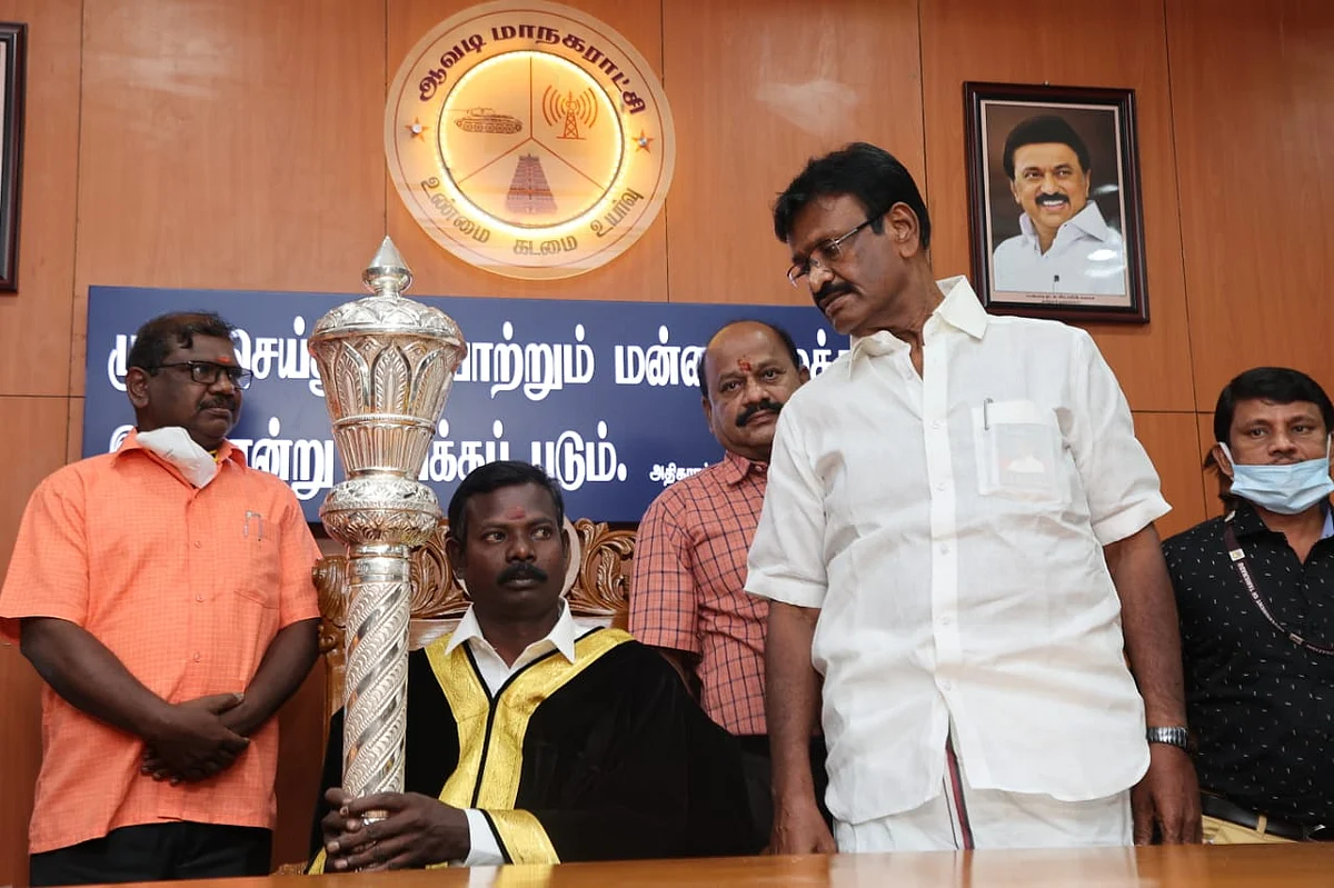 திவாகரனுக்கு சசிகலா அட்வைஸ் முதல் பவர்ஃபுல் அமைச்சரின் பலே திட்டம் வரை..! - கழுகார் அப்டேட்ஸ்