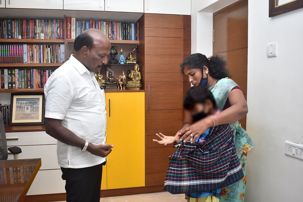 அமைச்சருடன் சிறுவன் சங்கரலிங்கம், தாயார் சுதா