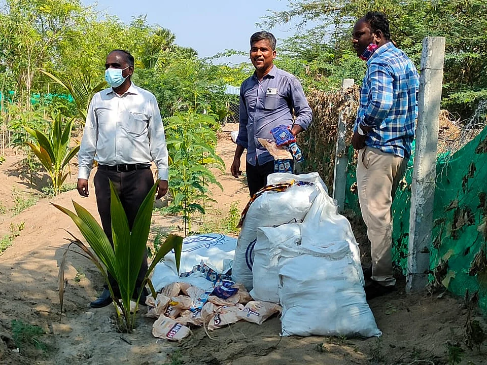 குழி தோண்டி புதைக்கப்பட்ட 350 கிலோ புகையிலைப் பொருள்கள் - ரகசியத் தகவலால் பறிமுதல் செய்த அதிகாரிகள்