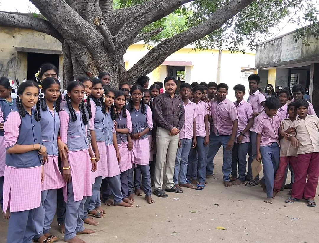 மாணவ, மாணவியருடன் ஆசிரியர் ஆனந்த கண்னன்