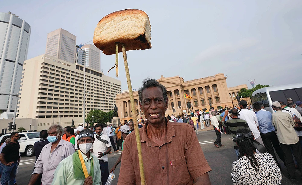 இலங்கை: கடனில் மூழ்கும் கண்ணீர்த் தீவு!