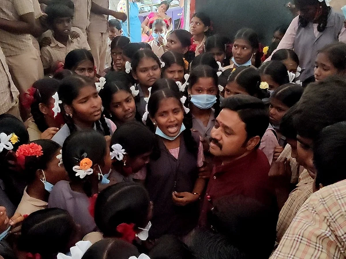 ``எங்களைவிட்டுப் போகாதீங்க சார்..!" - ஆசிரியரைக் கண்ணீருடன் சுற்றிவளைத்த மாணவர்கள்