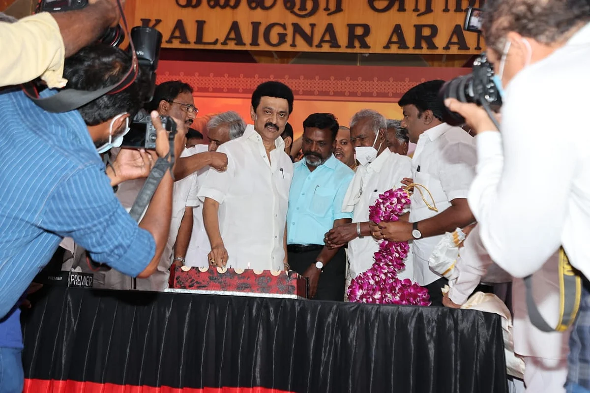 கேக் வெட்டும் ஸ்டாலின்