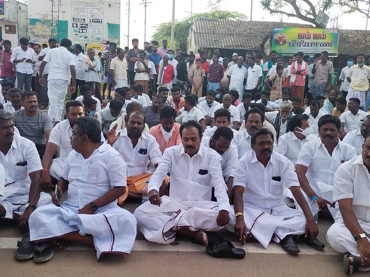 அதிமுக கவுன்சிலர்களுக்கு ஆதரவாகப் போராட்டத்தில் குதித்த திமுக-வினர் - அன்னவாசலில் நடந்தது என்ன?!