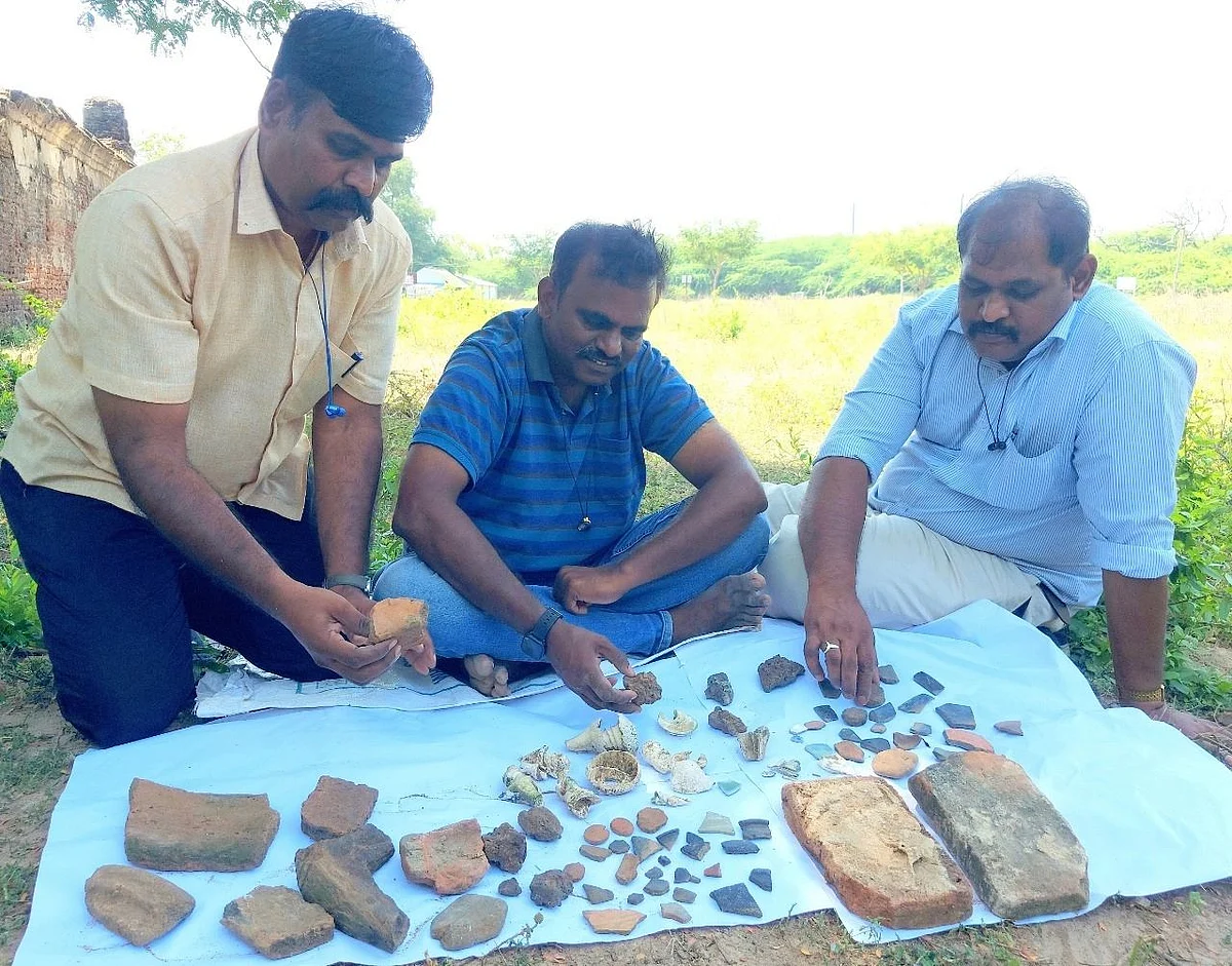 தடயங்களை ஆய்வு செய்யும் தொல்லியல் துறையினர்