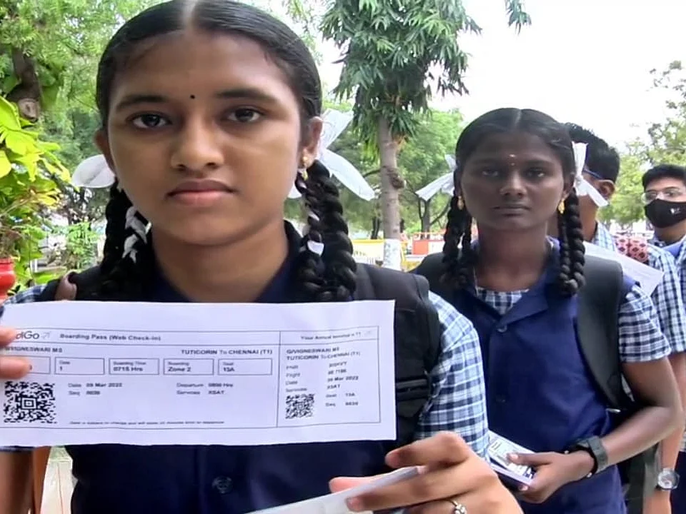 ``இது ஒரு கனவா இருந்துச்சு!" - தூத்துக்குடி டு சென்னை; விமானத்தில் பறந்த அரசுப்பள்ளி மாணவர்கள்