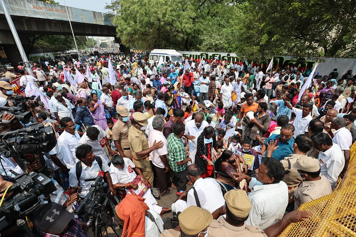 ஆர்ப்பாட்டத்தில் மாற்றுத்திறனாளிகள்
