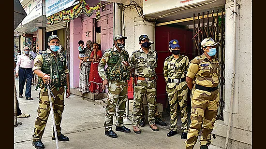 ஜாதவ் இல்லத்திற்கு வெளியில் ரிசர்வ் போலீஸார்