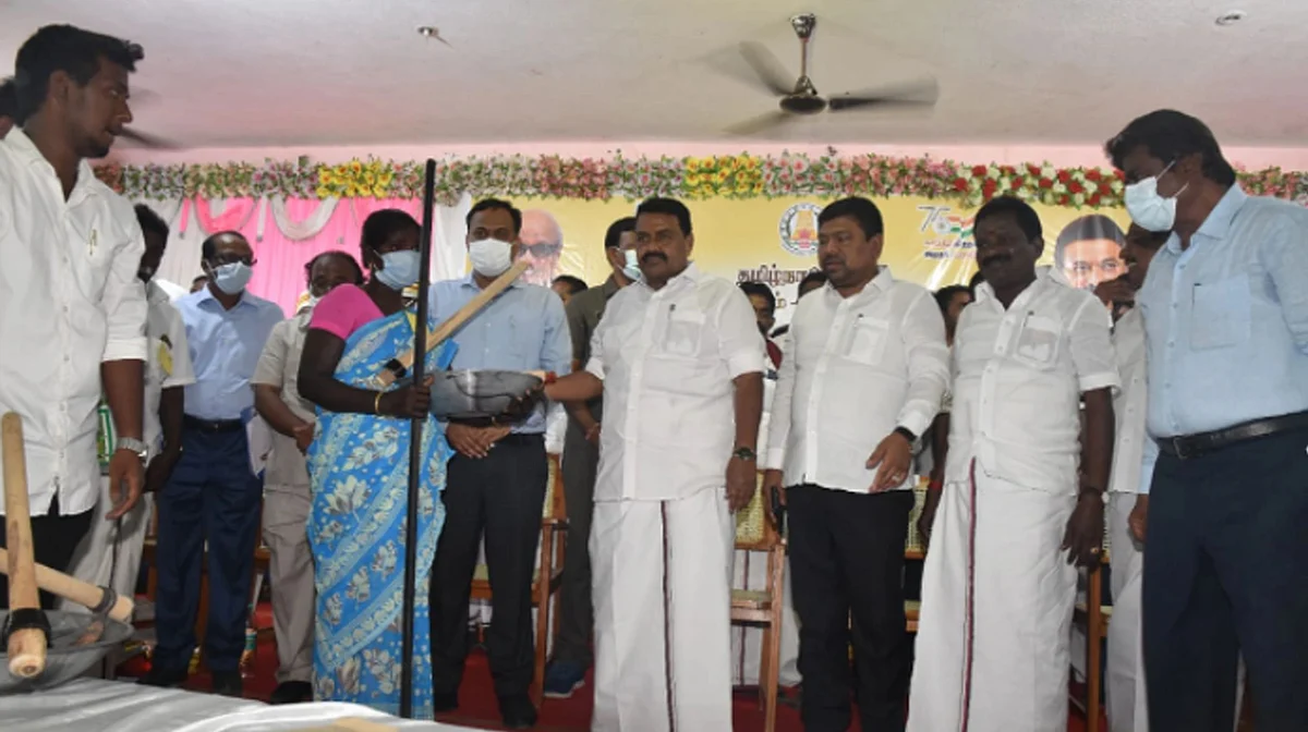 விவசாயிகளுக்கு இடுபொருள்களை வழங்கிய அமைச்சர் ராஜகண்ணப்பன்