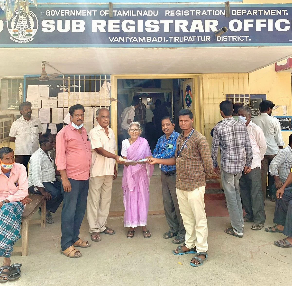 தான பத்திரத்தை வழங்கிய விவசாயி தினகரமோகன்