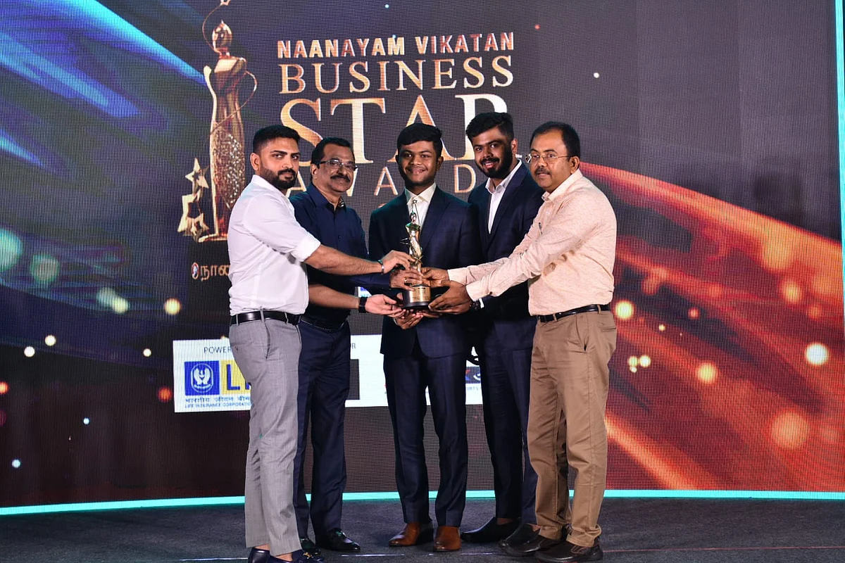 விருதைப் பெற்றுக்கொள்ளும் கிளாசிக் போலோ குடும்பத்தினர்