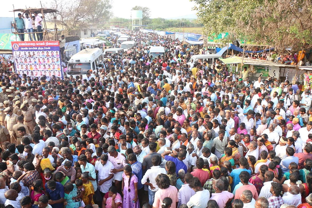 கன்னிமாரம்மன் திருத்தேரோட்டத்திற்கு வந்த பக்தர்கள்