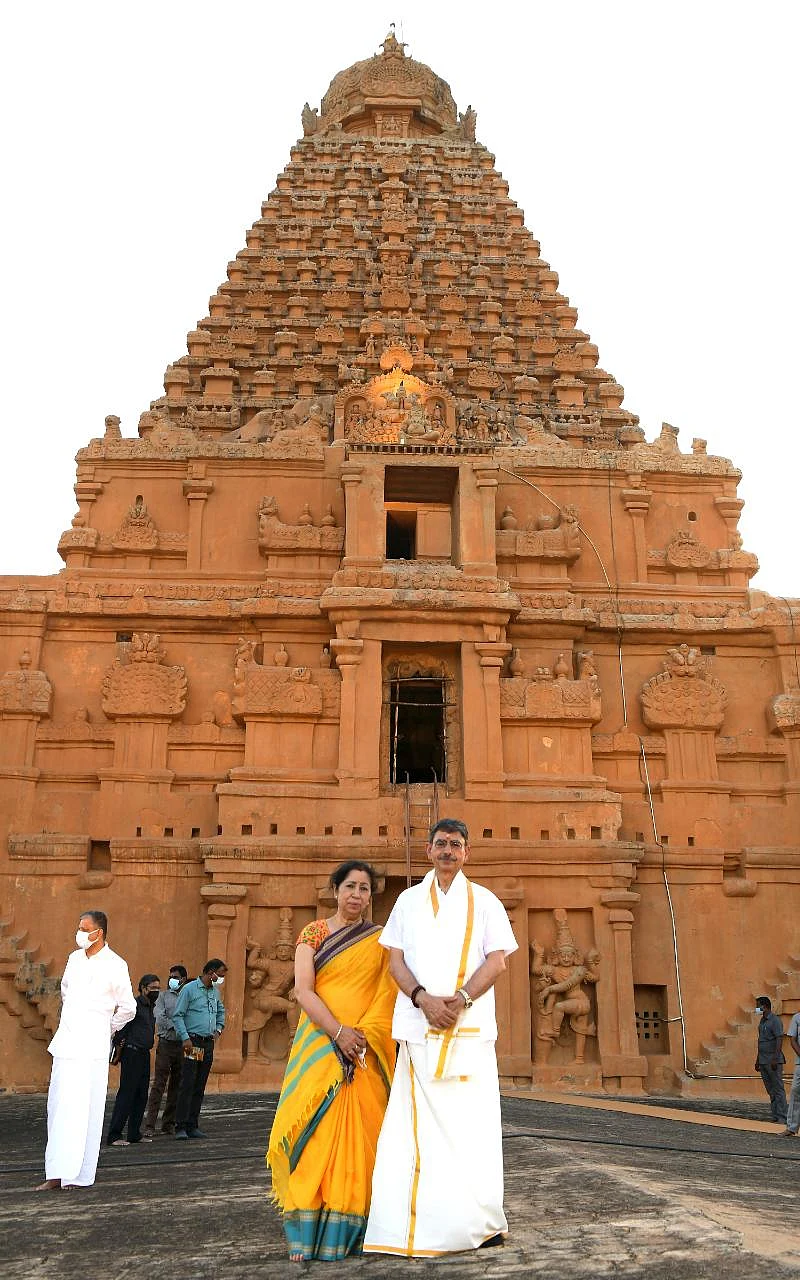 தஞ்சாவூர் பெரிய கோயிலில் மனைவி லெட்சுமியுடன்
ஆளுநர் ரவி