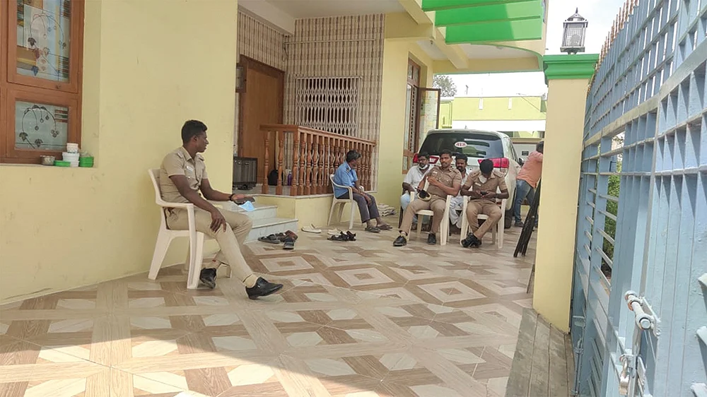 மிஸ்டர் கழுகு: ரெய்டு அச்சம்... விடிய விடிய தூங்காத அமைச்சர்கள்!