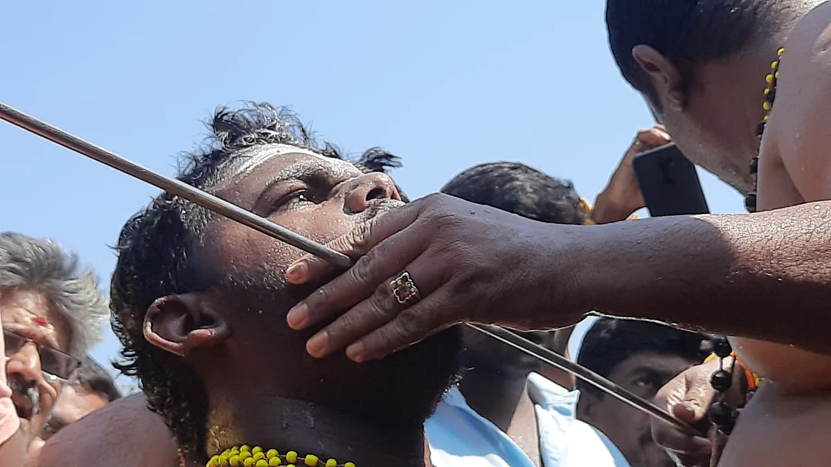 அலகு குத்தும் பக்தர்