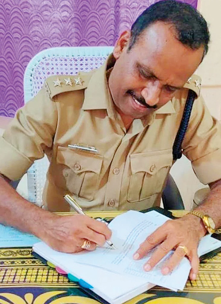 நைட்டு ஃபுல்லா நீ என்கூட இருக்கணும்... அதுக்குத்தான் உன் புருஷனுக்கு நைட் டூட்டி போட்டிருக்கேன்!
