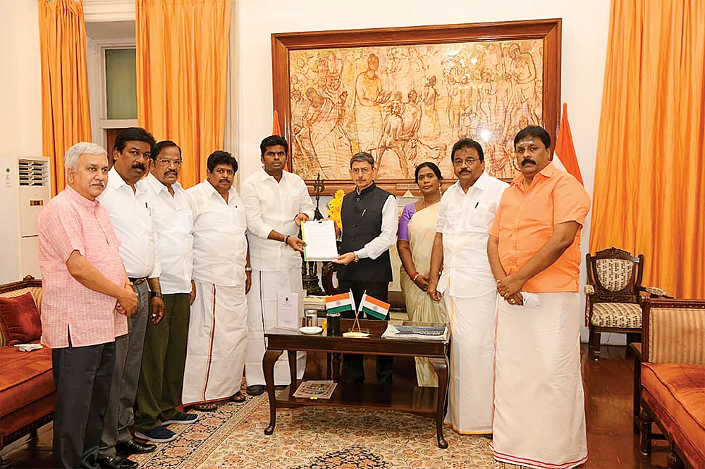 மிஸ்டர் கழுகு: துபாய்க்குச் சென்ற 5,000 கோடி! - அமைச்சர்களைக் கண்காணிக்கும் ராஜ்பவன்...