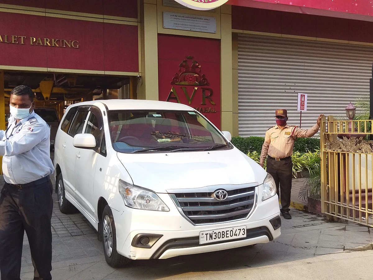 சேலம்: நகைக்கடைகள், அரசு அதிகாரிகள் வீடு என 6 இடங்களில் லஞ்ச ஒழிப்புத்துறையினர் சோதனை!