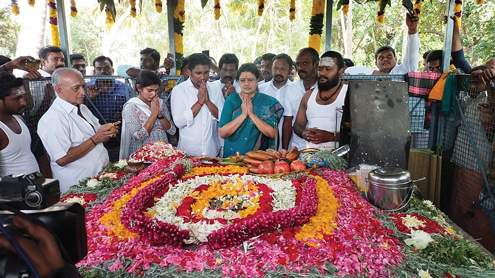ஆன்மிகப் பயணம்... அரசியல் புஸ்வாணம்!