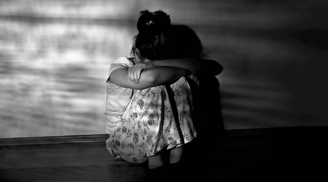 தினமும் 10-லிருந்து 15 ஆண்கள் என்னைப் பாலியல் வன்கொடுமை செய்வார்கள்!" -  சிறுமிக்கு நேர்ந்த கொடூரம் | 14 year old minor girl was gang raped by 10-15  men daily at spa - Vikatan