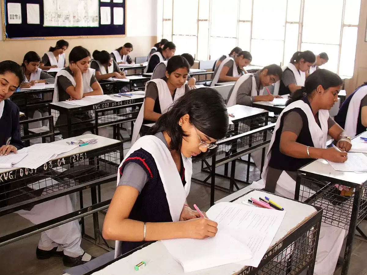 வினாத் தாள்கள் கசிவதைத் தடுக்க இன்டர்நெட் சேவைகளை நிறுத்தும் மேற்கு வங்க அரசு... காரணம் என்ன?